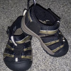 Keen Newport H2 hiking sandals boys size 4